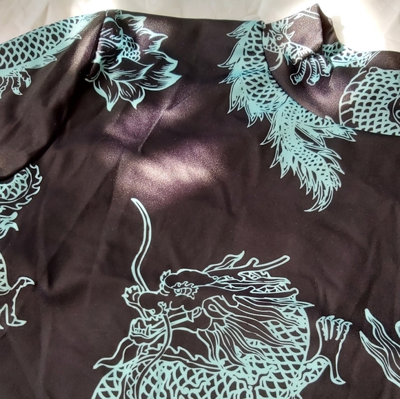 Dragon print mock neck open back tie crop tee - Picture 2 of 3